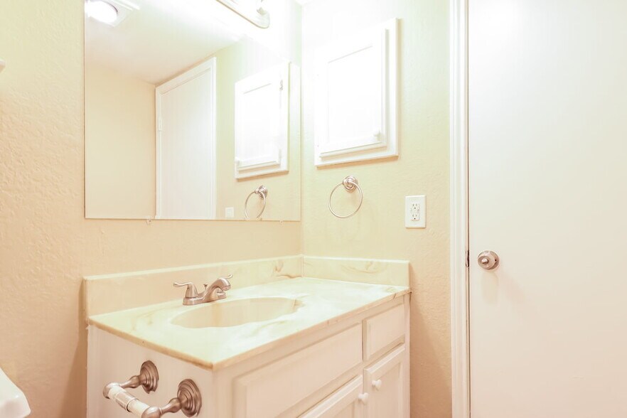 Building Photo - 2421 Homewood Trail