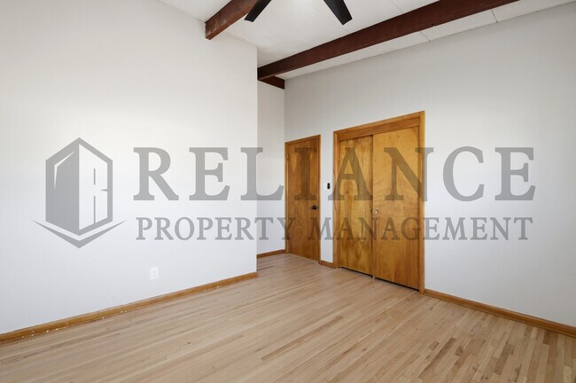 Building Photo - 2541 W Benjamin Dr