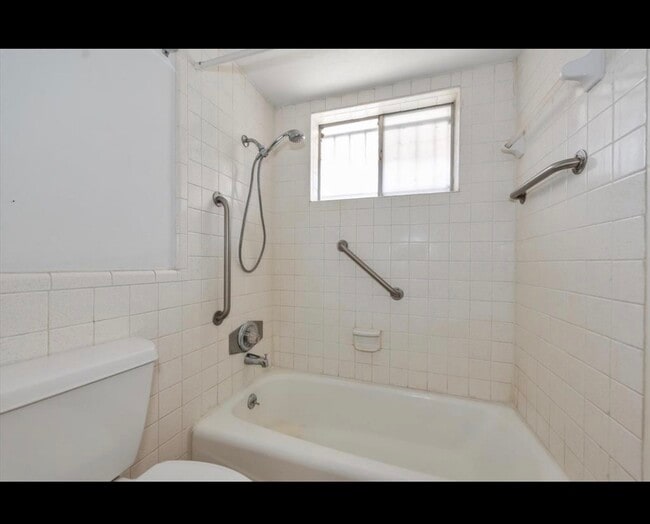 Building Photo - 10122 Shadow Wood Dr