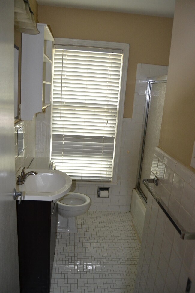 Building Photo - 1606 Sterling Dr
