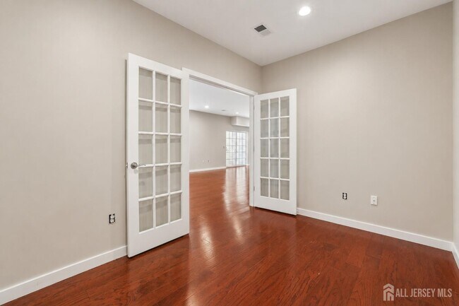 Building Photo - 347 Pond Ln