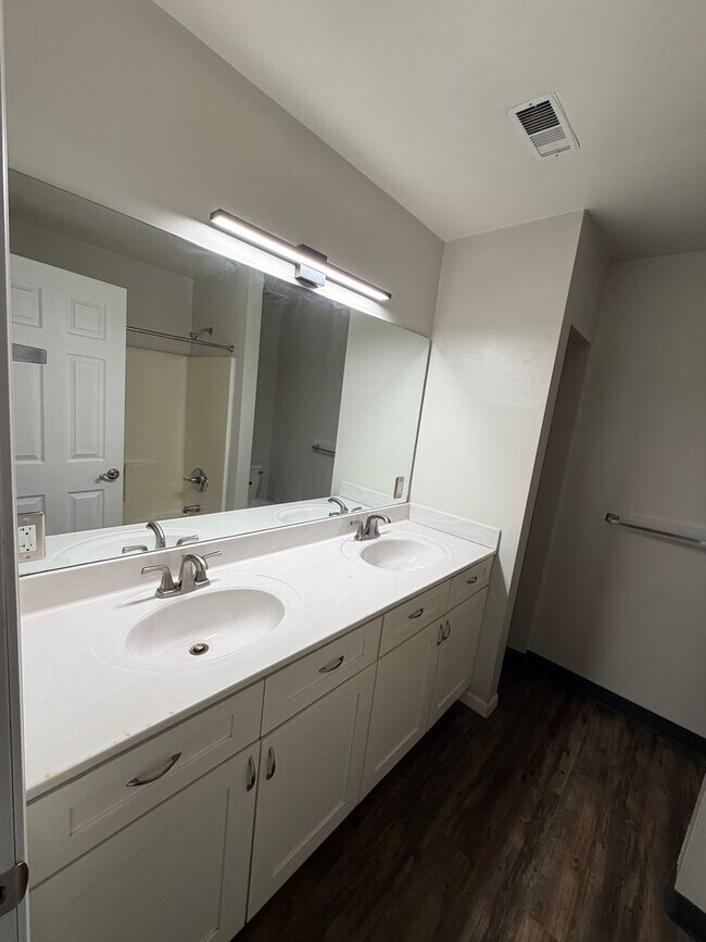 Building Photo - The Mooring, 3 bedroom, 1 bathroom - 2nd floor apartment