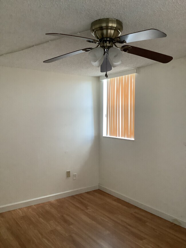 Building Photo - 1800 N Lauderdale Ave