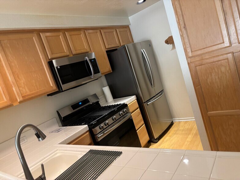Kitchen - 280 Caldecott Ln