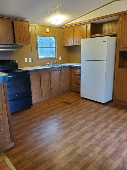 Building Photo - 415 Mooney St