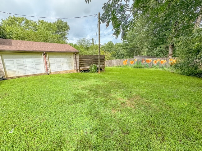 Building Photo - 404 McElhaney Rd
