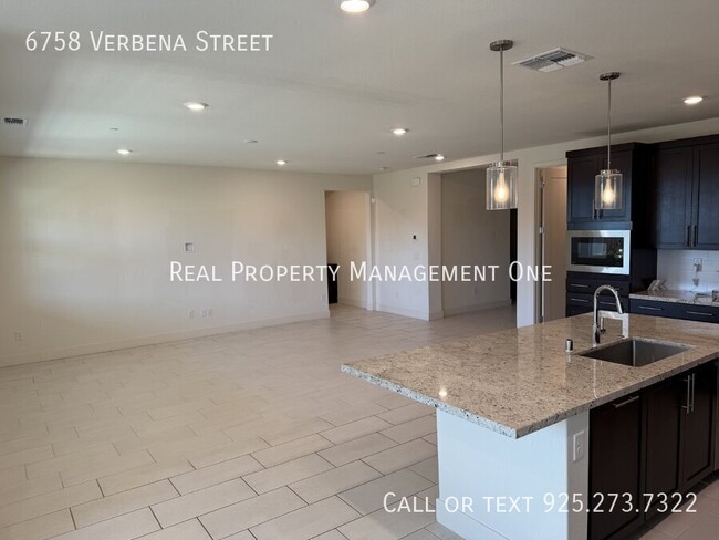 Building Photo - Gorgeous 4 Bedroom, 3 1/2 Bath Single Leve...