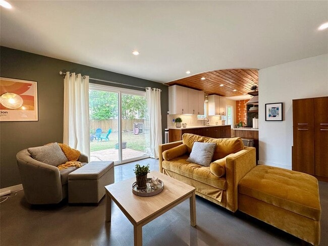 Building Photo - 2707 Ashdale Dr