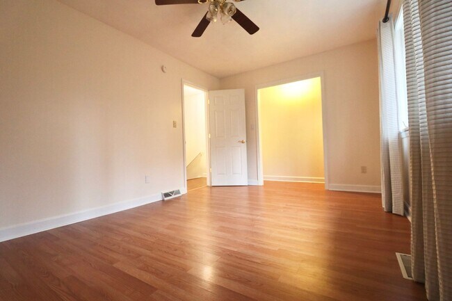 Building Photo - 2 Bedroom/2 Bath Townhouse near Stadium - ...