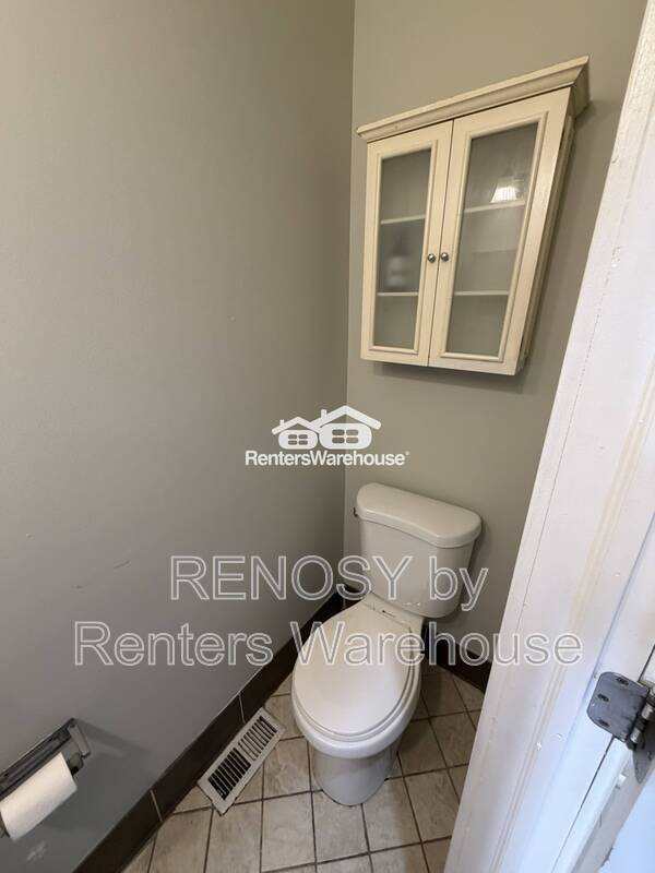 Building Photo - 400 Lyndhurst St