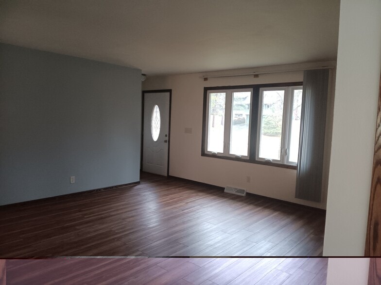 Building Photo - 117 Hilly Oak Dr