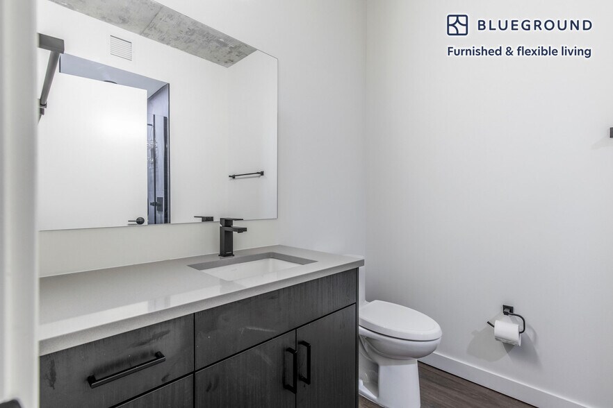 Building Photo - 411 W Chicago Ave