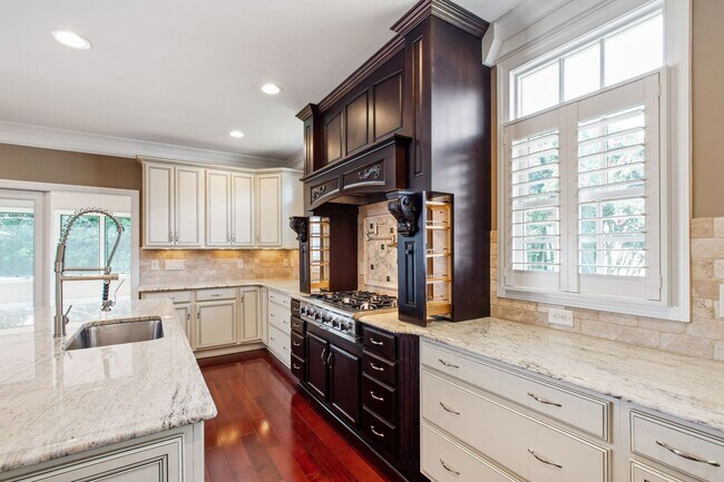 Building Photo - Elegant 5-Bedroom Residence with Luxurious...