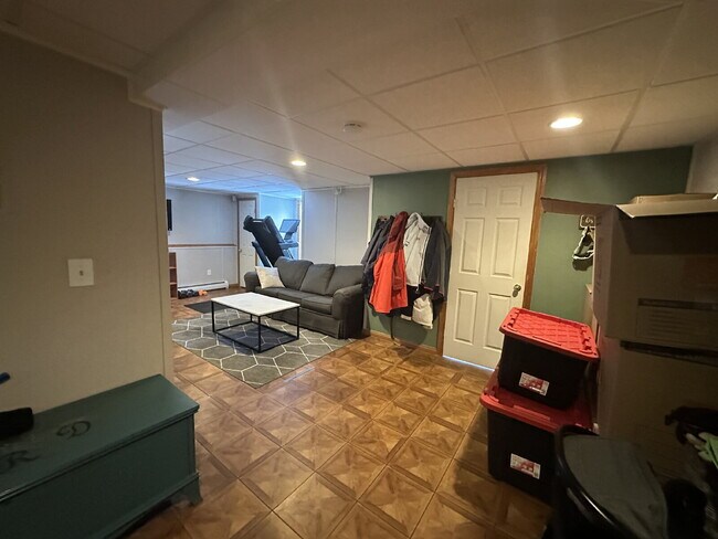 Building Photo - Executive-Style 3BR Single-Family Home on Quiet Dead-End Street – South Portland