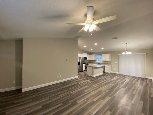 Building Photo - Custom Home - Desirable SE Ocala Neighborh...