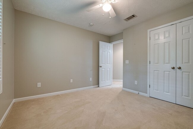 Building Photo - 3 Bed 2.5 Bath Gorgeous Townhome, Availabl...