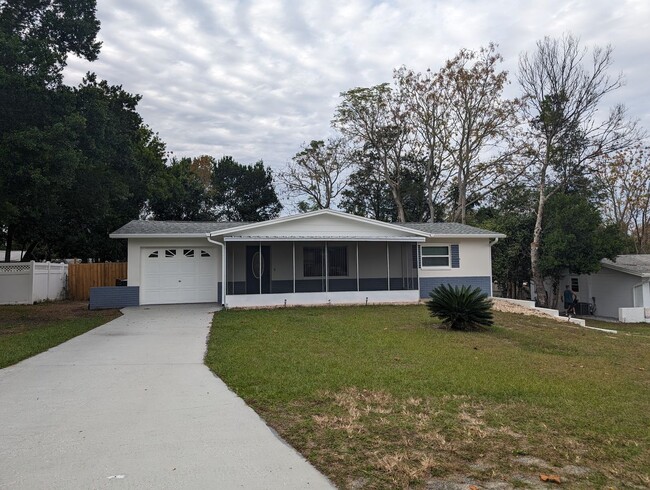 Primary Photo - Lovely Renovated 2/1/1 in Beverly Hills