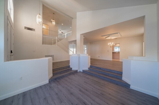 Building Photo - 4654 Stuttgart St