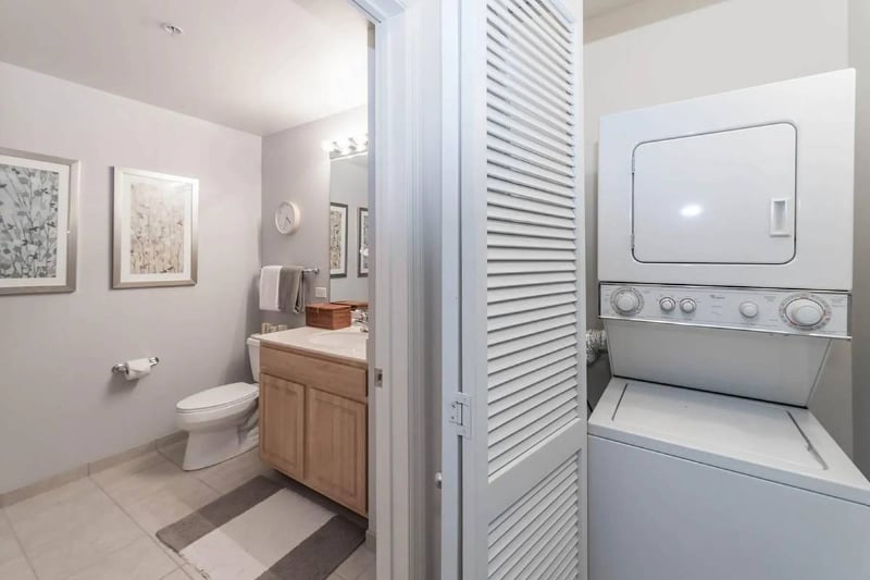 Building Photo - 335 N Desplaines St