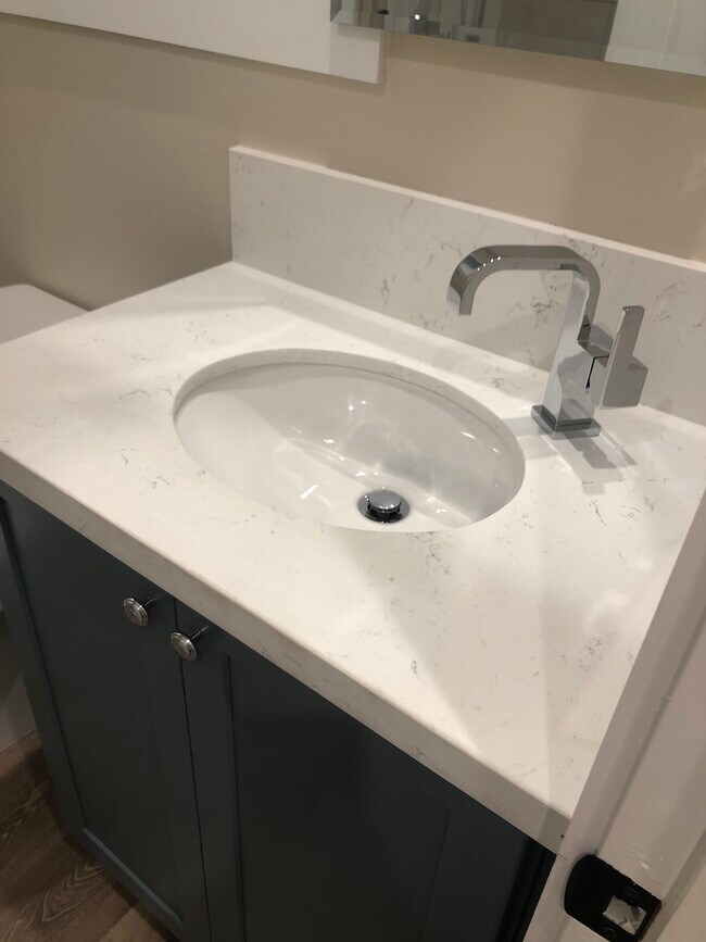 Building Photo - 2806 Ocean Dr