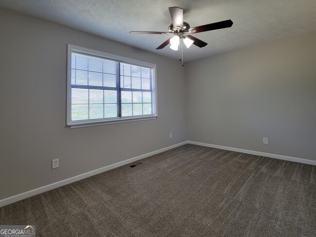 Building Photo - 400 Meadowview Dr