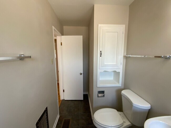 Building Photo - 3 Bedroom Single Story Home Near Gibson Bl...