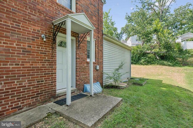 Building Photo - 1119 S Edison St