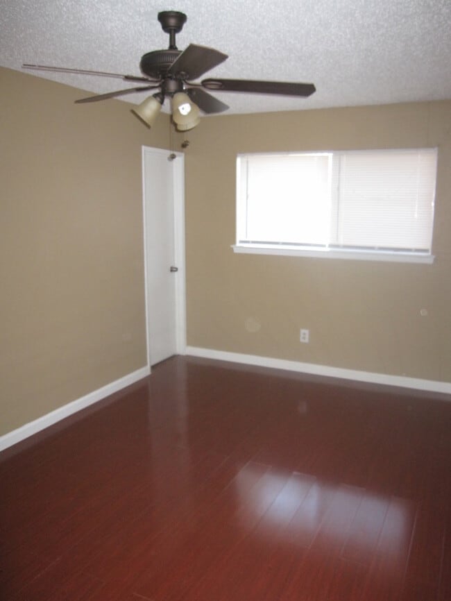 Building Photo - 2805 W Ferndale Ln