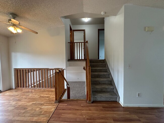 Building Photo - 3 Bed 2 Bath Home Minutes From Fort Carson...