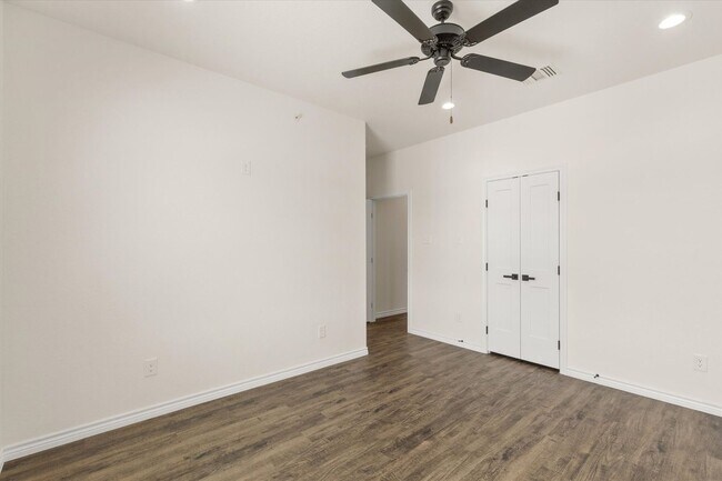 Building Photo - 1402 Courtney Pl