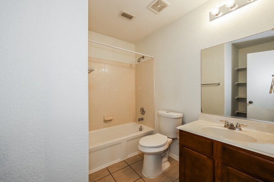 Building Photo - 1600 Chivalry Ln