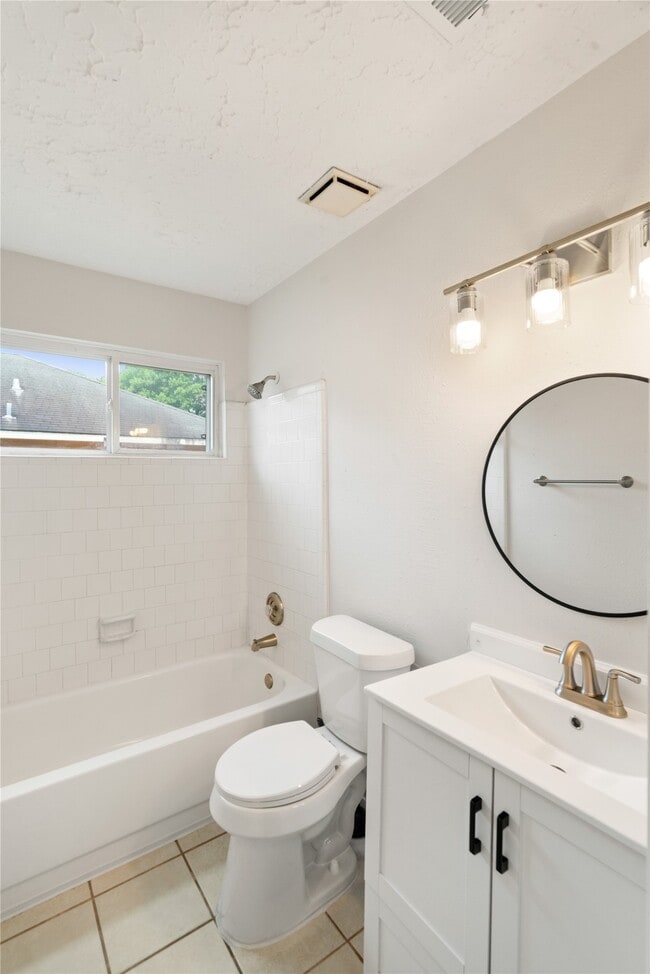 Building Photo - 11111 Drakeland Dr