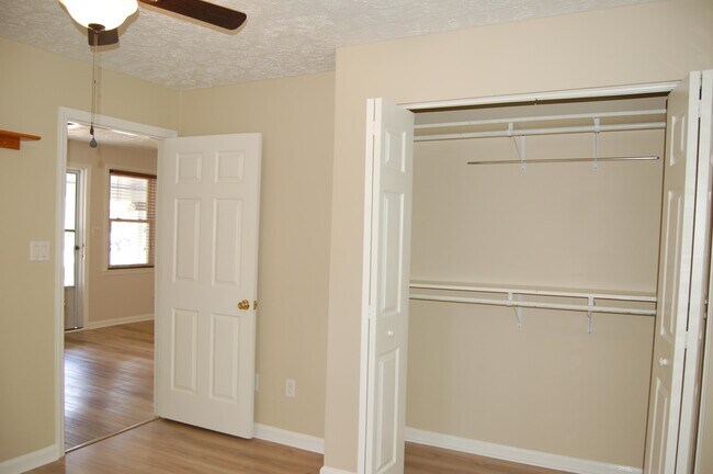 Building Photo - 2103 Woodward Dr