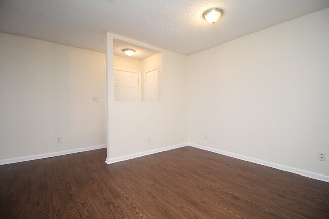Building Photo - 2BR/1BA Apartment with Wood-Look Flooring,...