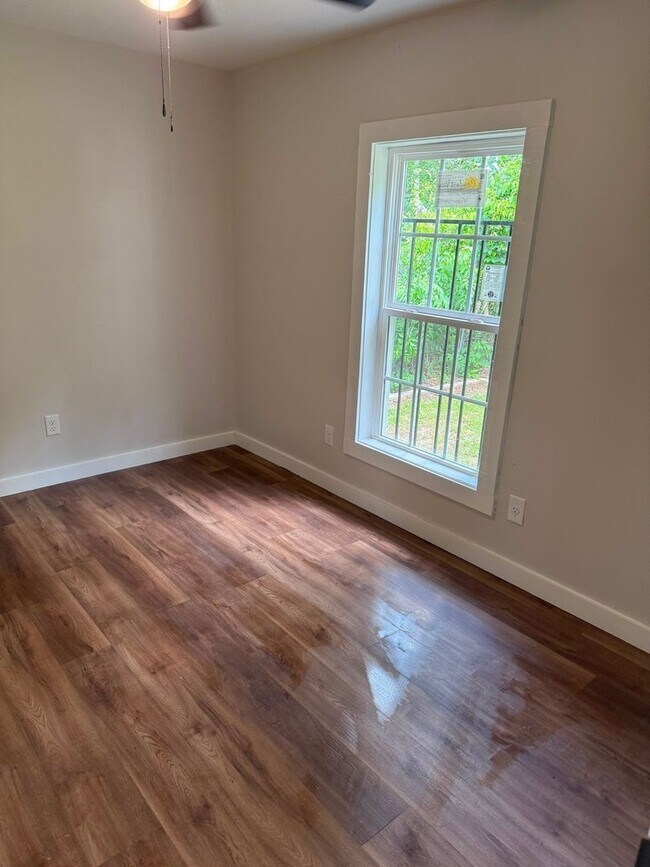Building Photo - Charming 2 bedroom 1 bath home