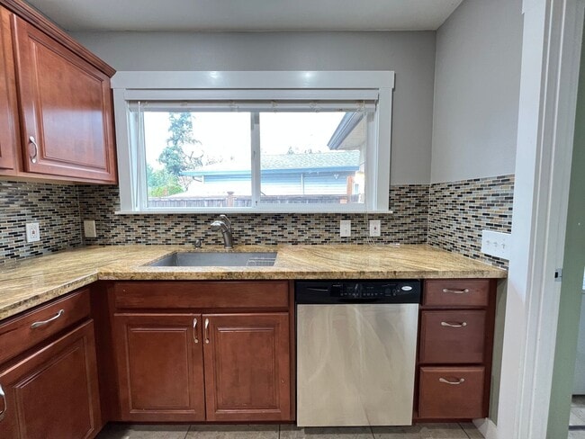 Building Photo - Charming 2 Bed 1 Ba House in Gladstone - Garage, Washer and Dryer, Landscaping Including!