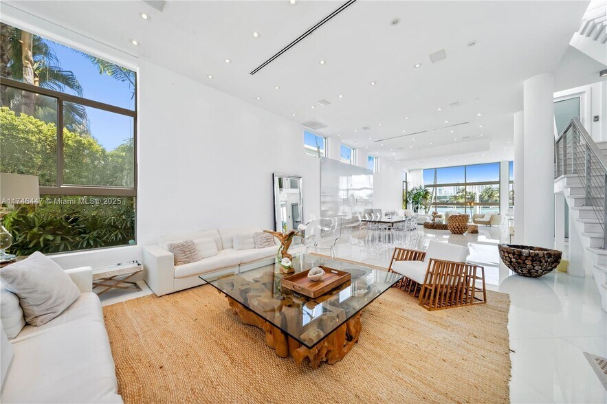 Building Photo - 1061 N Venetian Dr