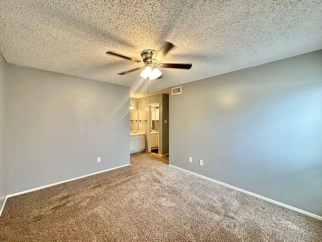 Building Photo - 2 Bed 1 Bath Apartment in South Tyler!
