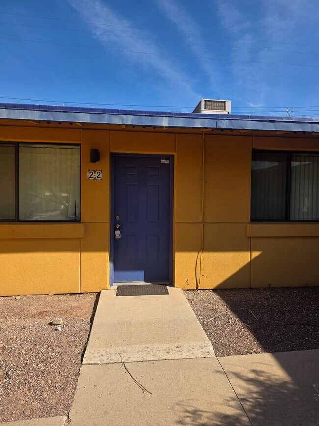 Building Photo - Spacious Large 2BR 1BA Condominium w/ Pool & Spa Access • Freshly painted in Tucson