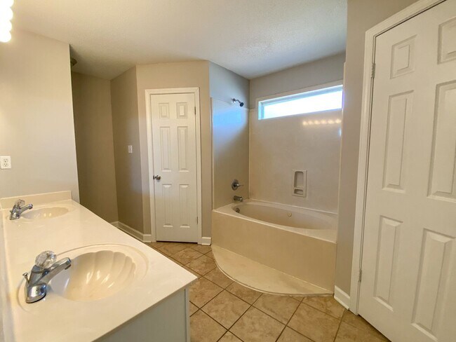 Building Photo - 3 bed, 2 bath home with wonderful curb appeal near N. Germantown Pkwy / $250 Gift card if move in...