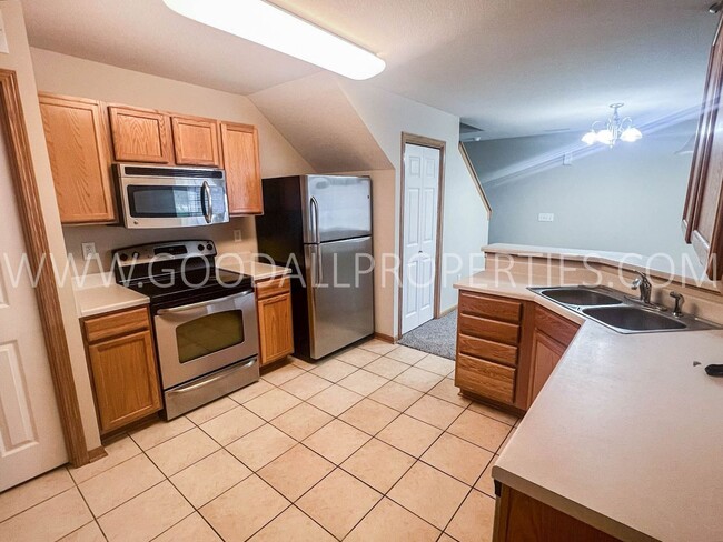 Building Photo - Wonderful 2 Bedroom, 2 Bath Townhome in No...