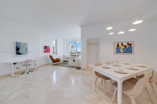 Building Photo - 888 Brickell Key Dr