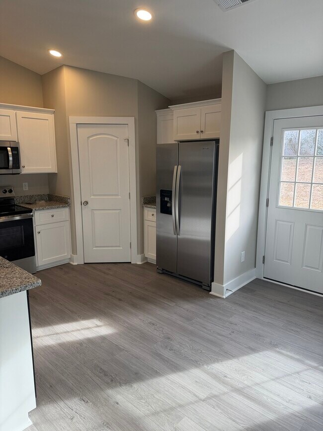 Building Photo - 1002 Grace Ave