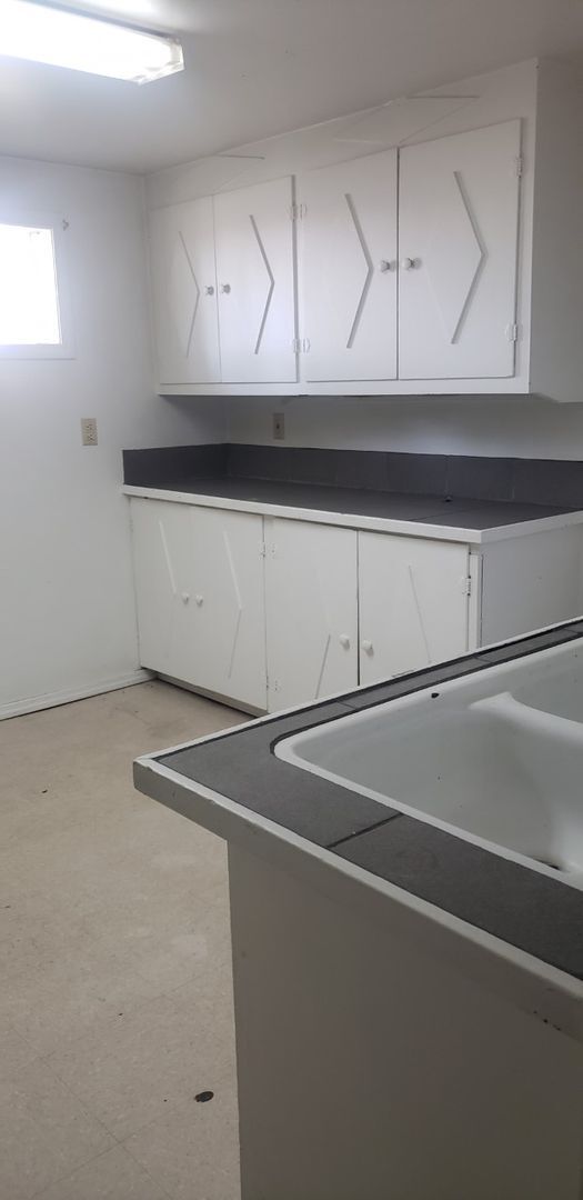 Building Photo - 2 bedroom 1 bath lower unit-Cheney Available for a September 10th Move In!!