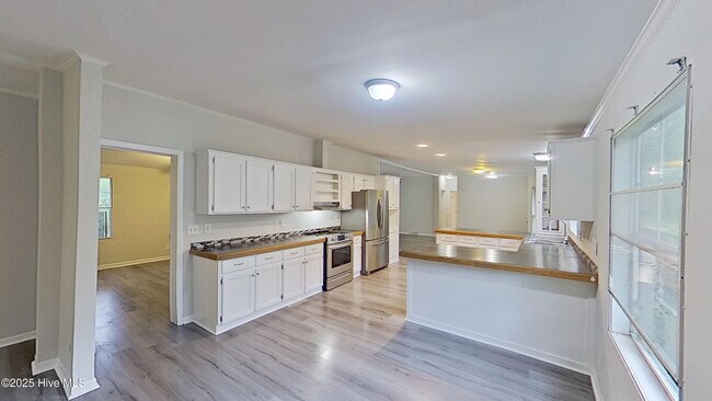 Building Photo - 20 Deer Ridge Dr W