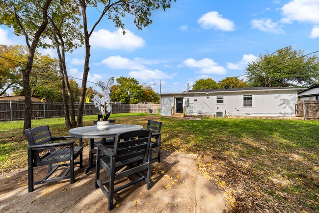 Building Photo - 202 Pine St