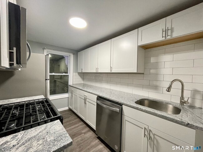 Building Photo - 158 Chapel St