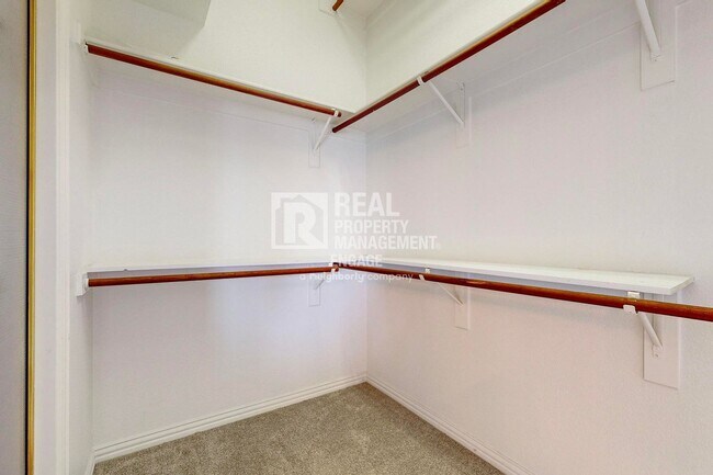 Building Photo - Elegant 5-Bedroom Home for Rent in Prime C...