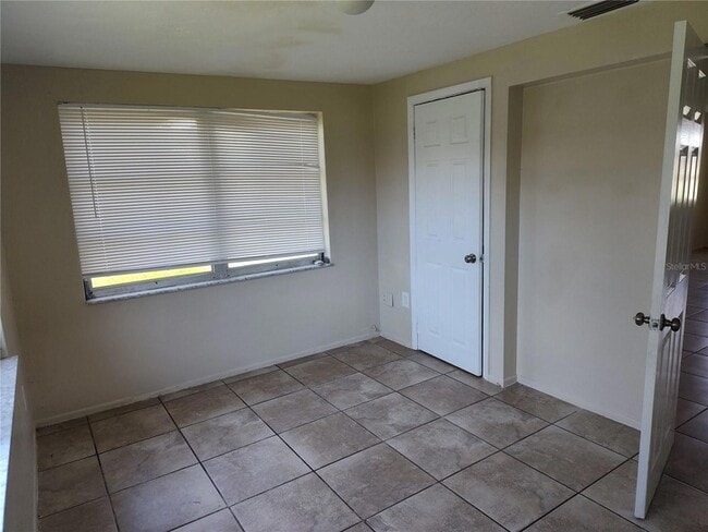 Building Photo - 2333 Roselawn Dr