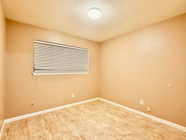 Building Photo - 9610 Crail Dr